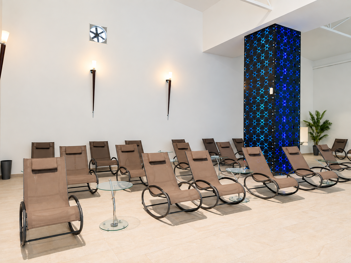 Relax zona sa ležaljkama uz bazene u Minaqua Fitnessu u Novom Sadu